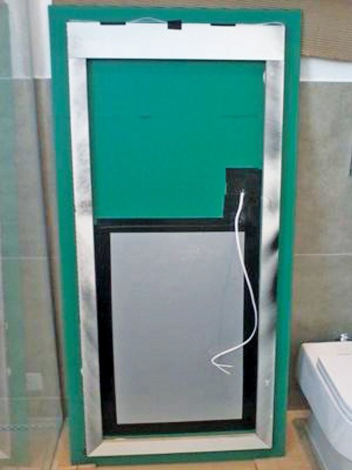Solução da Magic Mirror instalada nos versos de dois espelhos