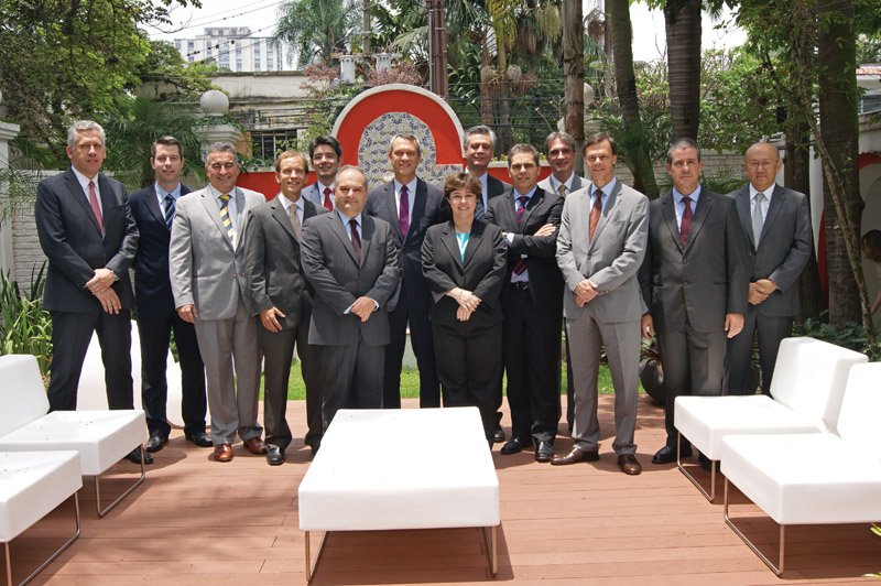 Thierry, ao centro e destacado pelo detalhe do muro, com o time de altos executivos da companhia. Na extrema esquerda, Reinaldo Valu, presidente da Cebrace. Reinaldo Holzhein, ex-presidente da Cebrace, que aparece do lado direito, cuida atualmente de outro setor da companhia.