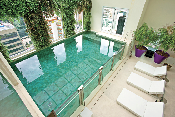 Piscinas com vidro valorizam imóveis