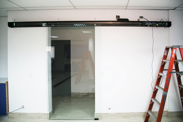 Portas automáticas com a marca Alclean